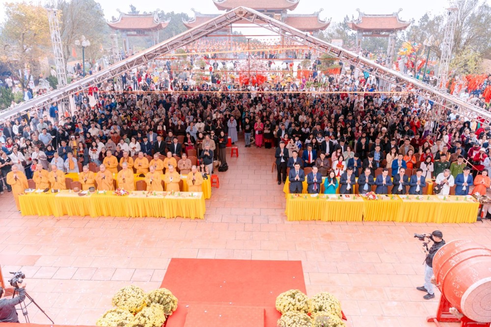 Nghệ An: Hàng nghìn người dân dự Lễ khai bút đầu Xuân Bính Ngọ 2026 tại chùa Đại Tuệ