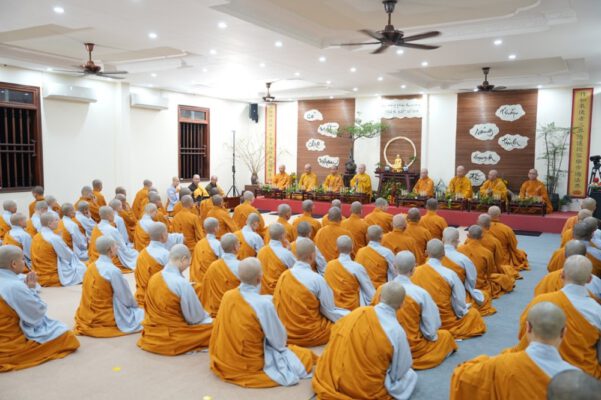 Lắng đọng lễ truyền đăng trong khóa tu xuất sĩ tại chùa Vạn Phúc – Trao truyền ánh sáng chính pháp