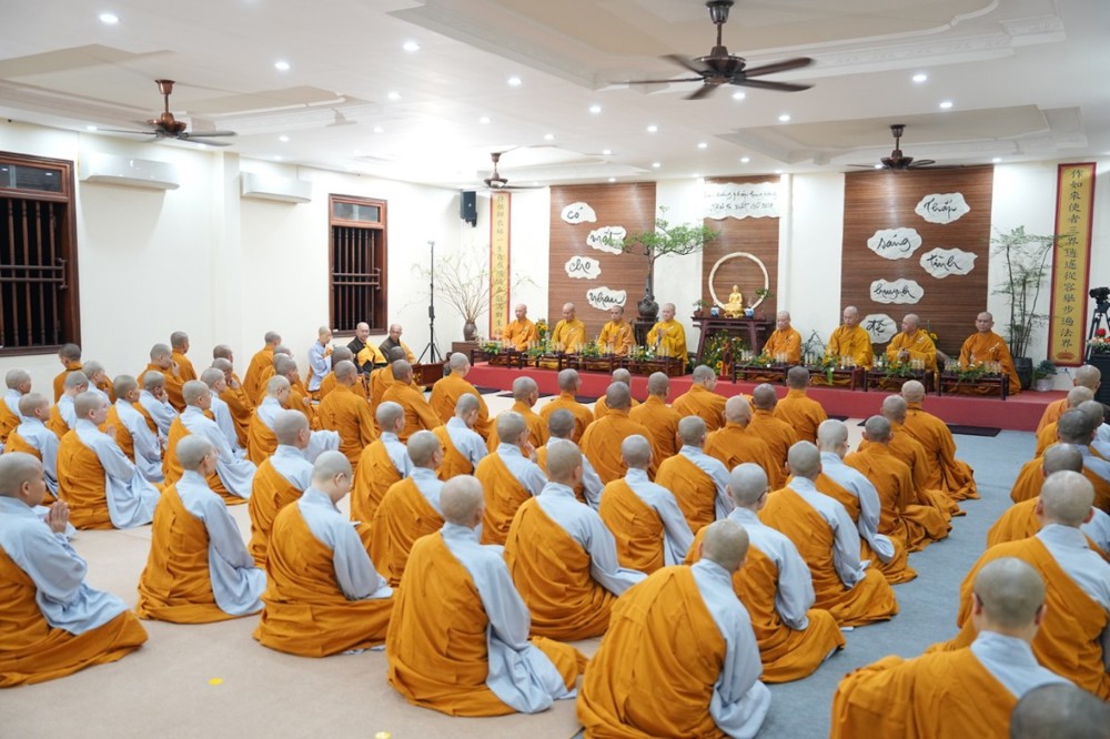 Lắng đọng lễ truyền đăng trong khóa tu xuất sĩ tại chùa Vạn Phúc – Trao truyền ánh sáng chính pháp