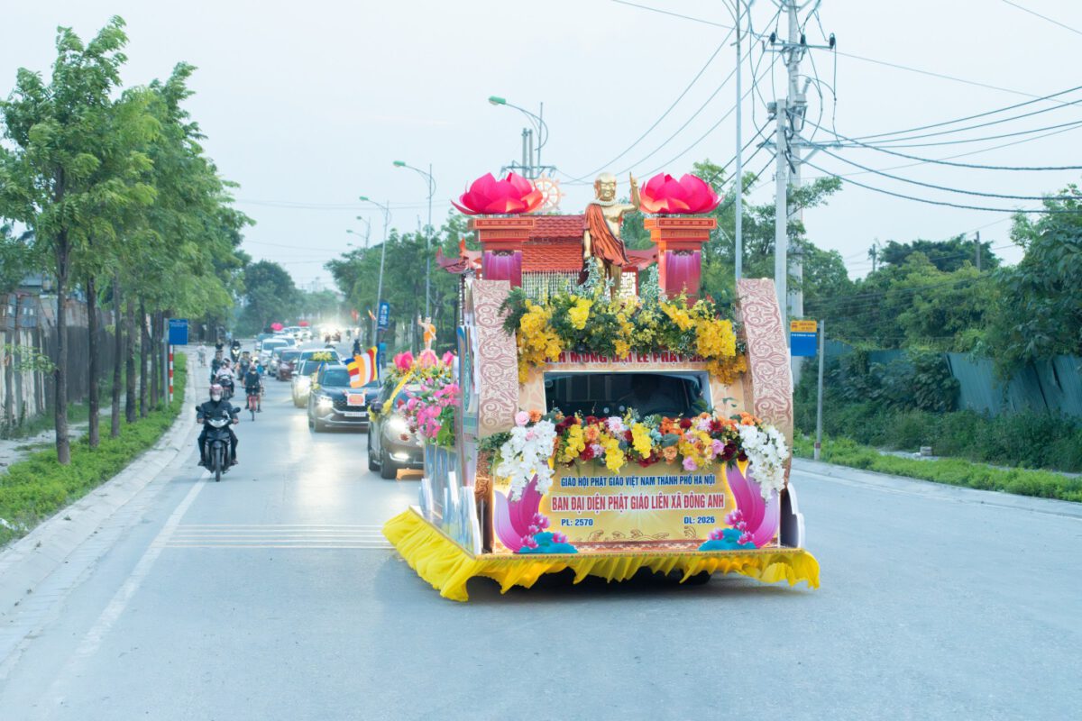 Khai mạc rước xe hoa của ban đại diện Phật giáo liên xã Đông Anh