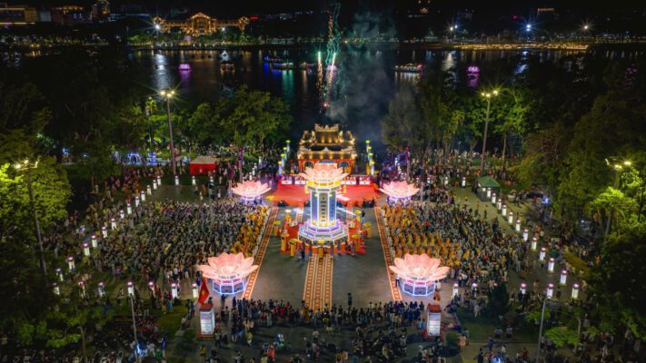 Huế: Hàng nghìn người tham gia Lễ hội hoa đăng bên bờ sông Hương