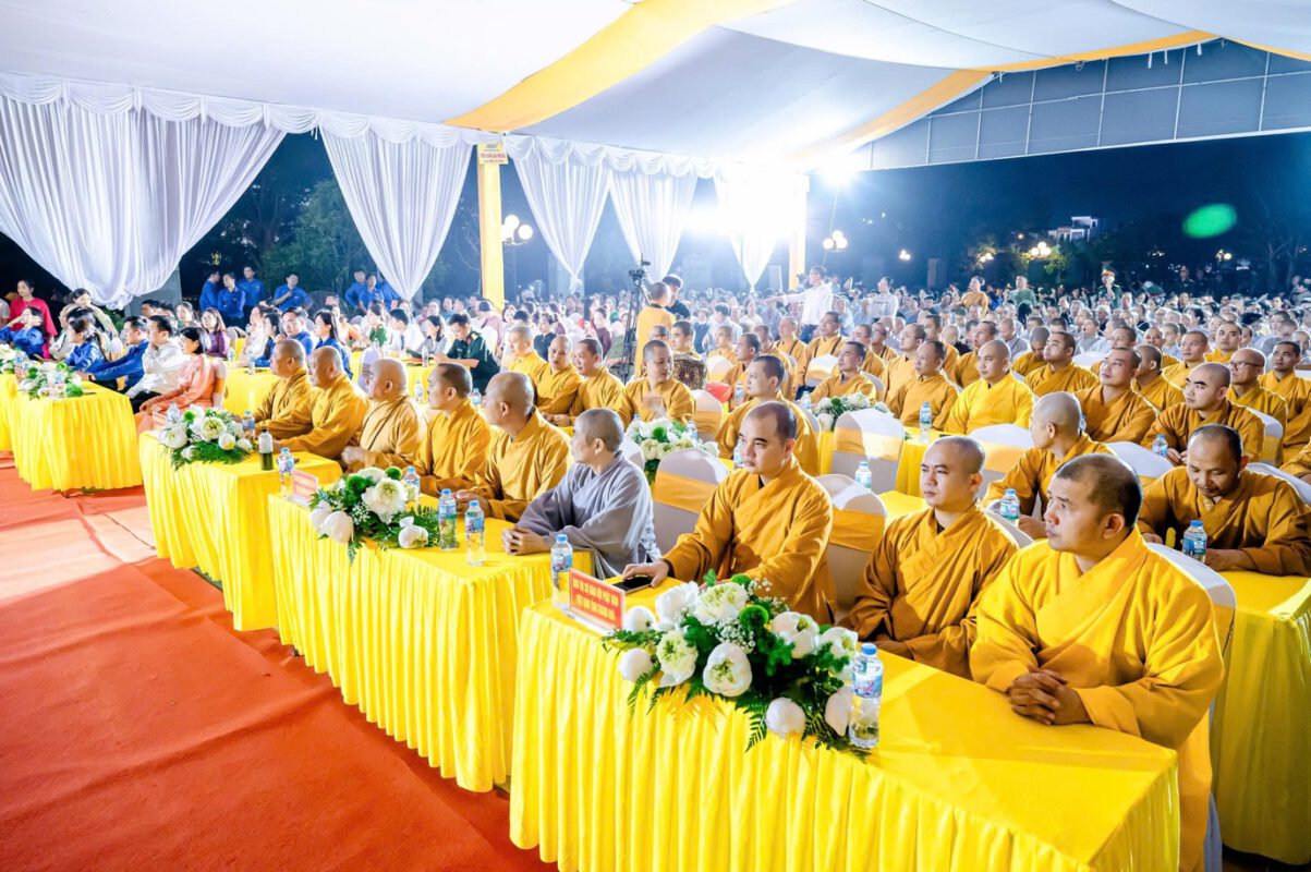 Thanh Hóa: Trang nghiêm lễ cầu siêu, thắp nến tri ân Anh hùng liệt sĩ tại Nghĩa trang Hàm Rồng
