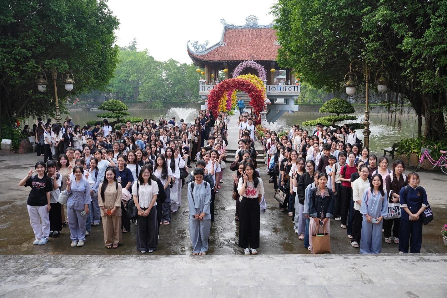 E:\Phat su Thu Do\15.8 Khoa tu sinh vien Bong hong cai ao\Anh chon\LOC00024.JPG