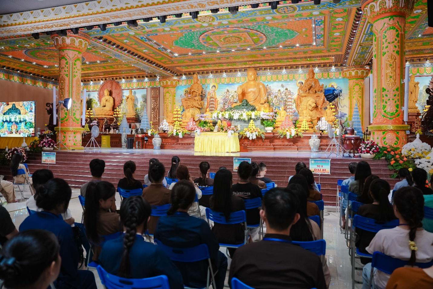E:\Phat su Thu Do\15.8 Khoa tu sinh vien Bong hong cai ao\Anh chon\03. Giang phap\DSC01264.jpg