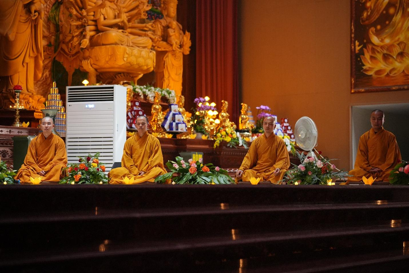 E:\Phat su Thu Do\15.8 Khoa tu sinh vien Bong hong cai ao\Anh chon\04. Dang Dang\LOC00579.JPG