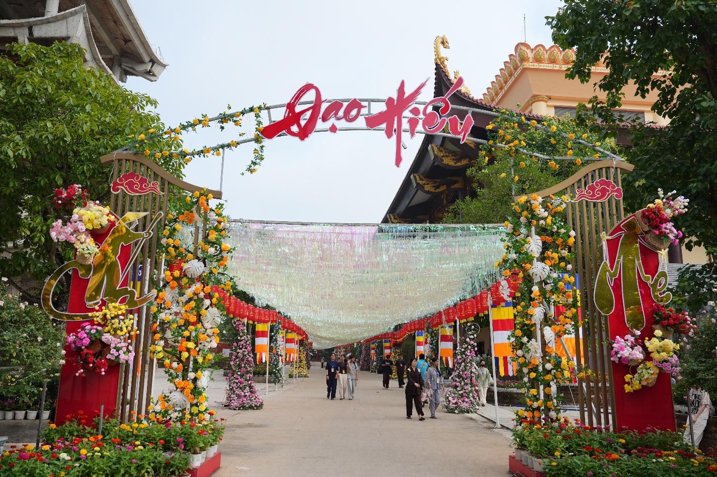 E:\Phat su Thu Do\15.8 Khoa tu sinh vien Bong hong cai ao\Anh chon\LOC00055.JPG