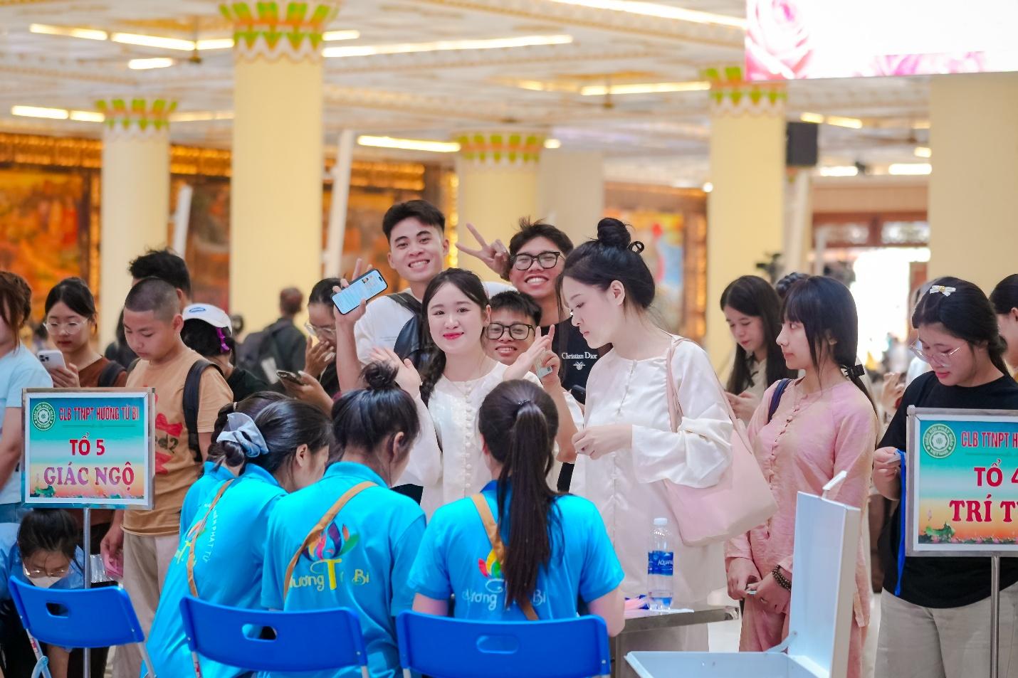 E:\Phat su Thu Do\15.8 Khoa tu sinh vien Bong hong cai ao\Anh chon\Anh lay them cuoi bai\SON00174.jpg