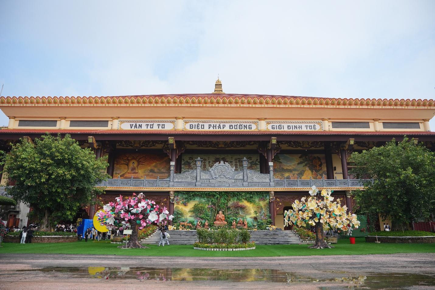 E:\Phat su Thu Do\15.8 Khoa tu sinh vien Bong hong cai ao\Anh chon\LOC00057.JPG