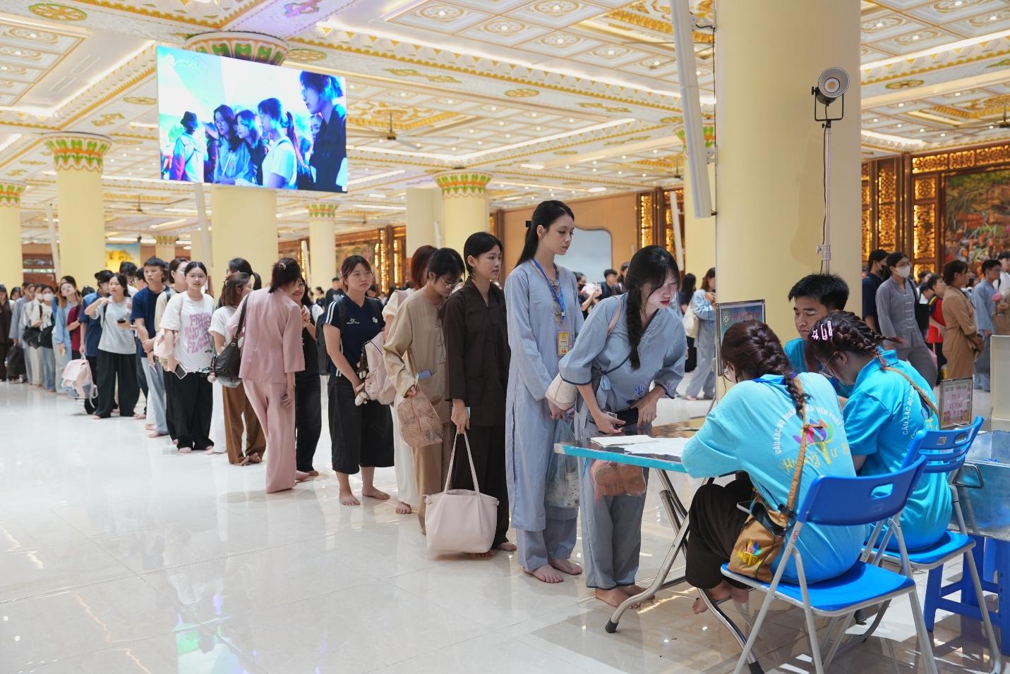 E:\Phat su Thu Do\15.8 Khoa tu sinh vien Bong hong cai ao\Anh chon\DSC01018.JPG