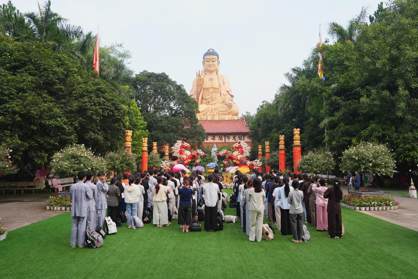 E:\Phat su Thu Do\15.8 Khoa tu sinh vien Bong hong cai ao\Anh chon\DSC00991.JPG