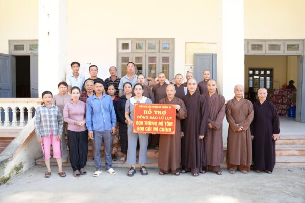 Hà Nội: Phật giáo liên phường, xã Chương Mỹ trao yêu thương đến bà con vùng ngập lụt tại xã Xuân Mai