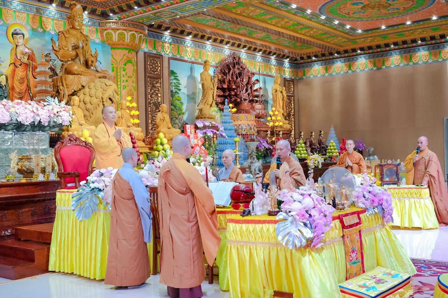 E:\Phat su Thu Do\23.10 Chua Khai Nguyen Phap hoi Quan Am Tam Thoi He Niem\CHIỀU 2310\SON00345.jpg
